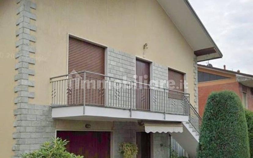 Villa bifamiliare via Papa Giovanni XXIII 21, Venegono Inferiore — foto 2 di 11