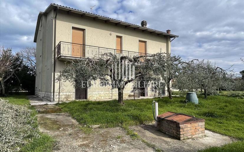 Terratetto unifamiliare 250 m², buono stato, Centro, Castiglione del Lago — foto 3 di 24