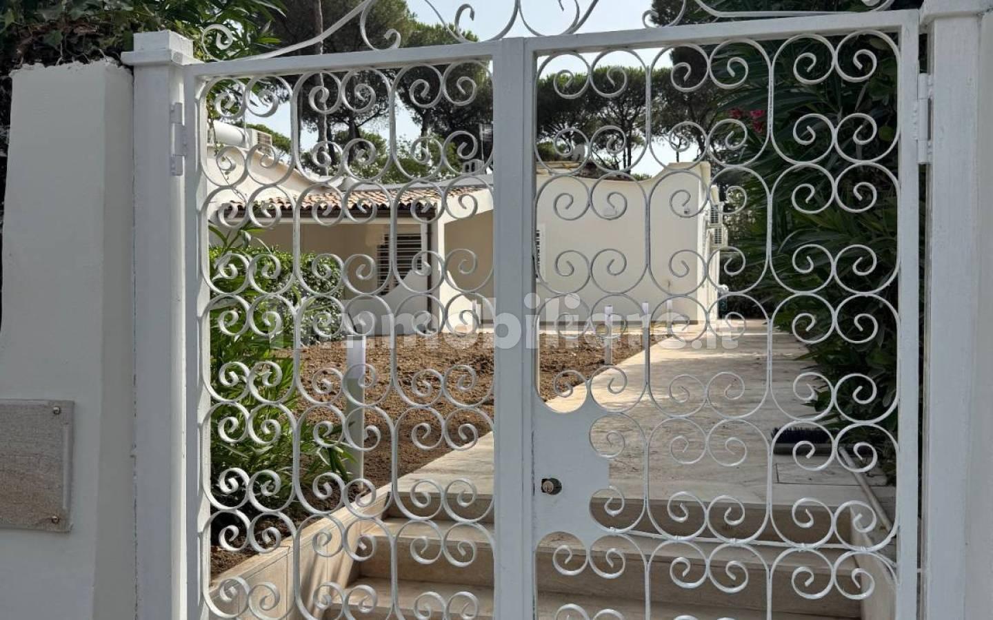 Villa bifamiliare via delle Ginestre 118, Baia Domizia, Cellole