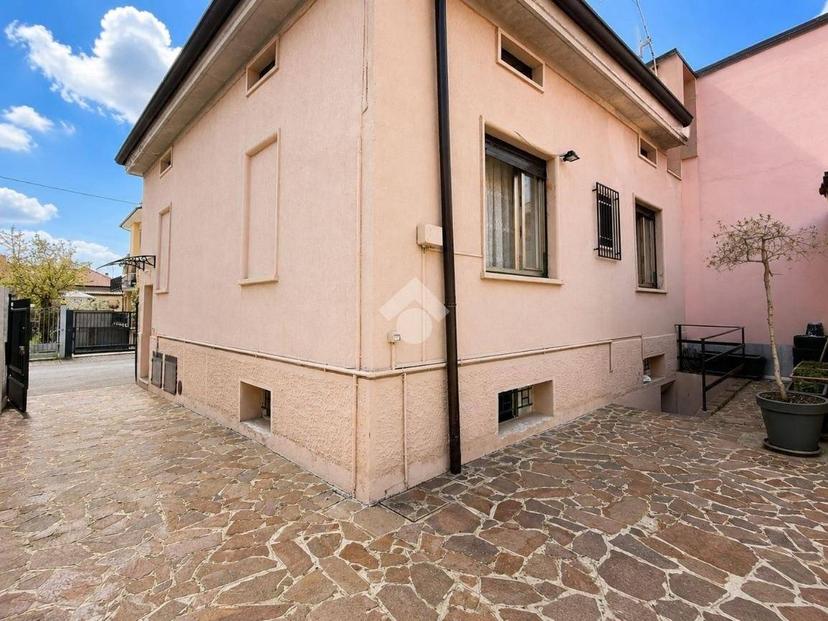 Trilocale via Vercelli 8, Desio
