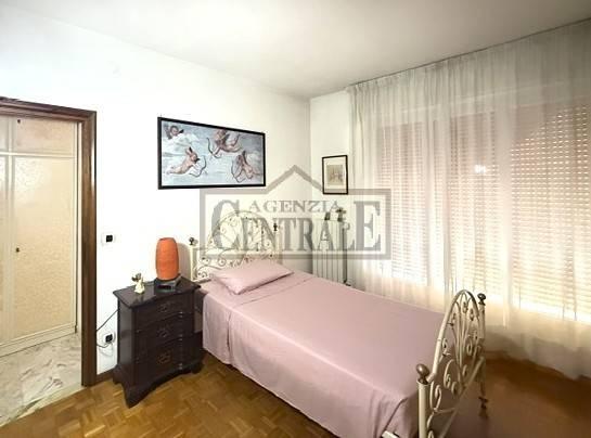 Trilocale buono stato, terzo piano, Corso degli Inglesi, Sanremo