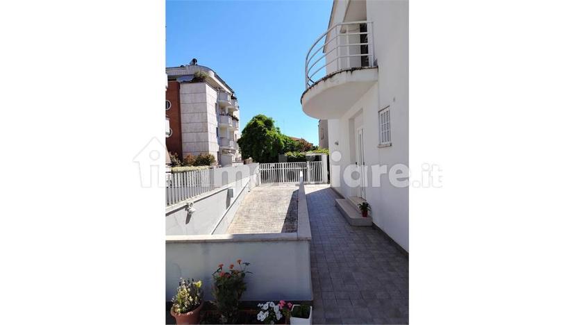 Villa bifamiliare viale 21 Aprile, Centro, Latina — foto 2 di 7