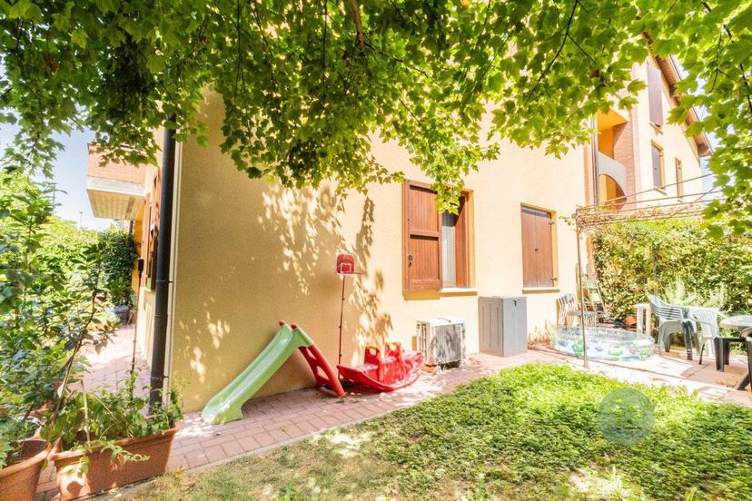 Trilocale via dei Ciliegi 56, Centro, Correggio — foto 4 di 22