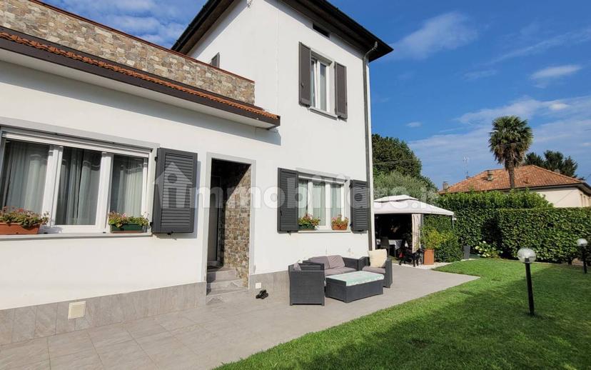 Villa unifamiliare viale Trieste, Centro, Olgiate Comasco — foto 2 di 31