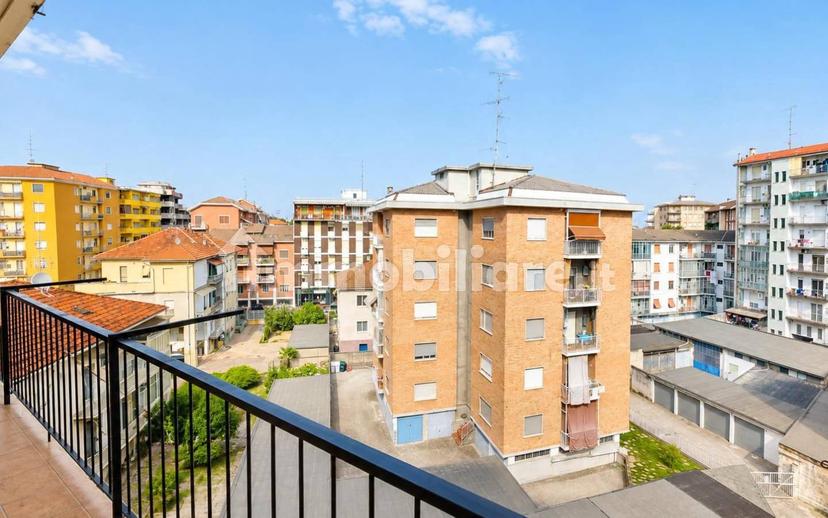 Trilocale largo Giuseppe Giusti 10, Semicentro, Vercelli — foto 10 di 19