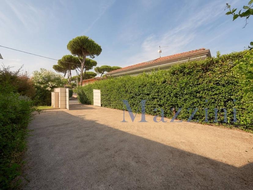 Villa bifamiliare via Civitali, Vittoria Apuana, Forte dei Marmi