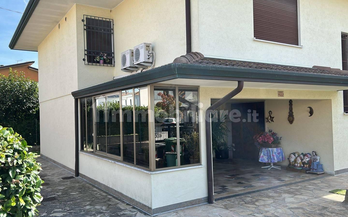 Villa unifamiliare via Catullo, Centro, Montegrotto Terme