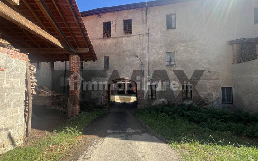 Rustico, da ristrutturare, 400 m², Borgomanero