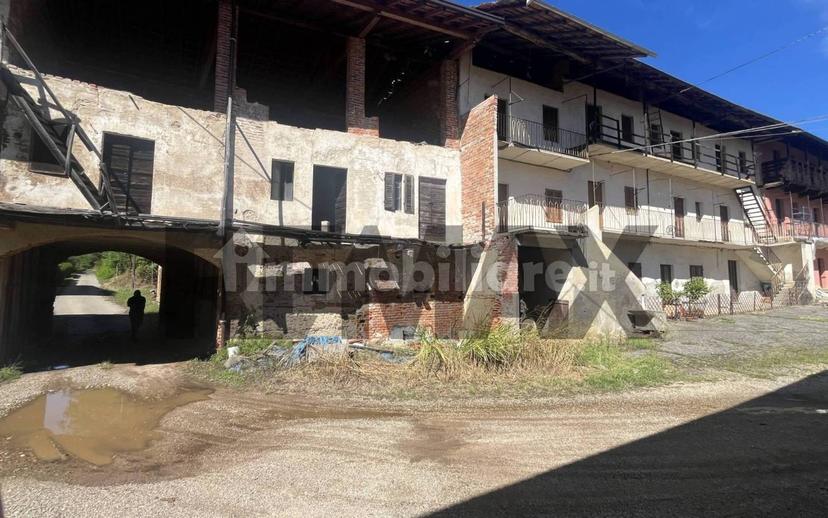 Rustico, da ristrutturare, 400 m², Borgomanero — foto 2 di 34
