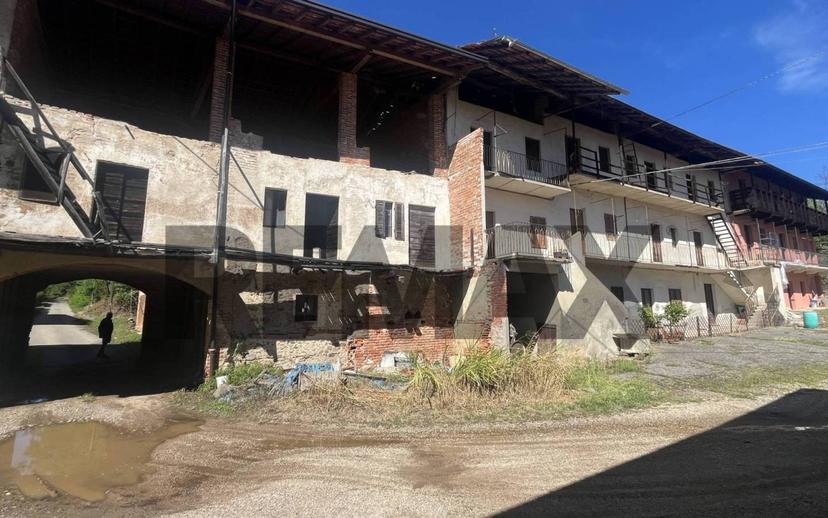 Rustico, da ristrutturare, 400 m², Borgomanero — foto 5 di 34