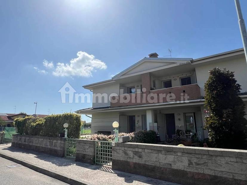 Trilocale via E. Morante 1, Centro, Roncoferraro — foto 32 di 33