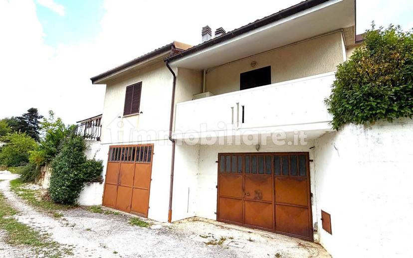 Villa unifamiliare via Francesco Primo Di Lorena, Centro, Camerino — foto 2 di 59