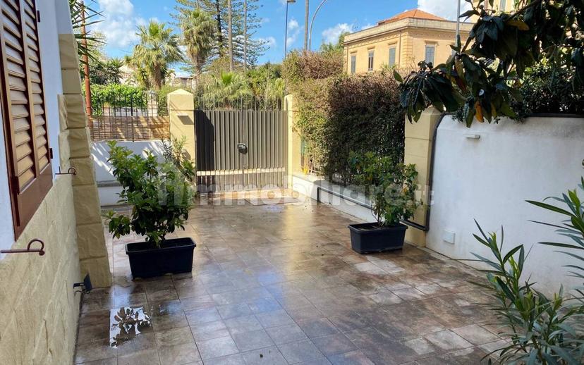 Villa unifamiliare viale Margherita di Savoia, Mondello - Valdesi, Palermo — foto 10 di 24