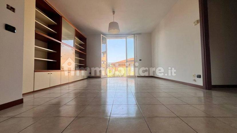 Trilocale piazza Libertà 1, Centro, Missaglia — foto 3 di 46