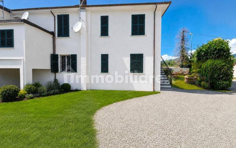 Villa bifamiliare via Fivizzano, Avenza, Carrara — foto 2 di 16