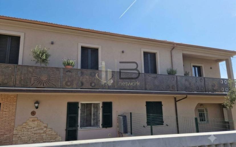 Villa bifamiliare via Fivizzano, Avenza, Carrara — foto 2 di 16