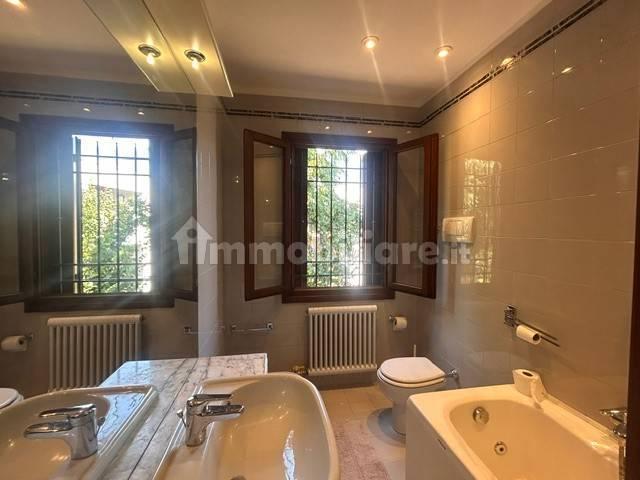 Villa bifamiliare via Vittorio Veneto, Centro, Resana — foto 2 di 9