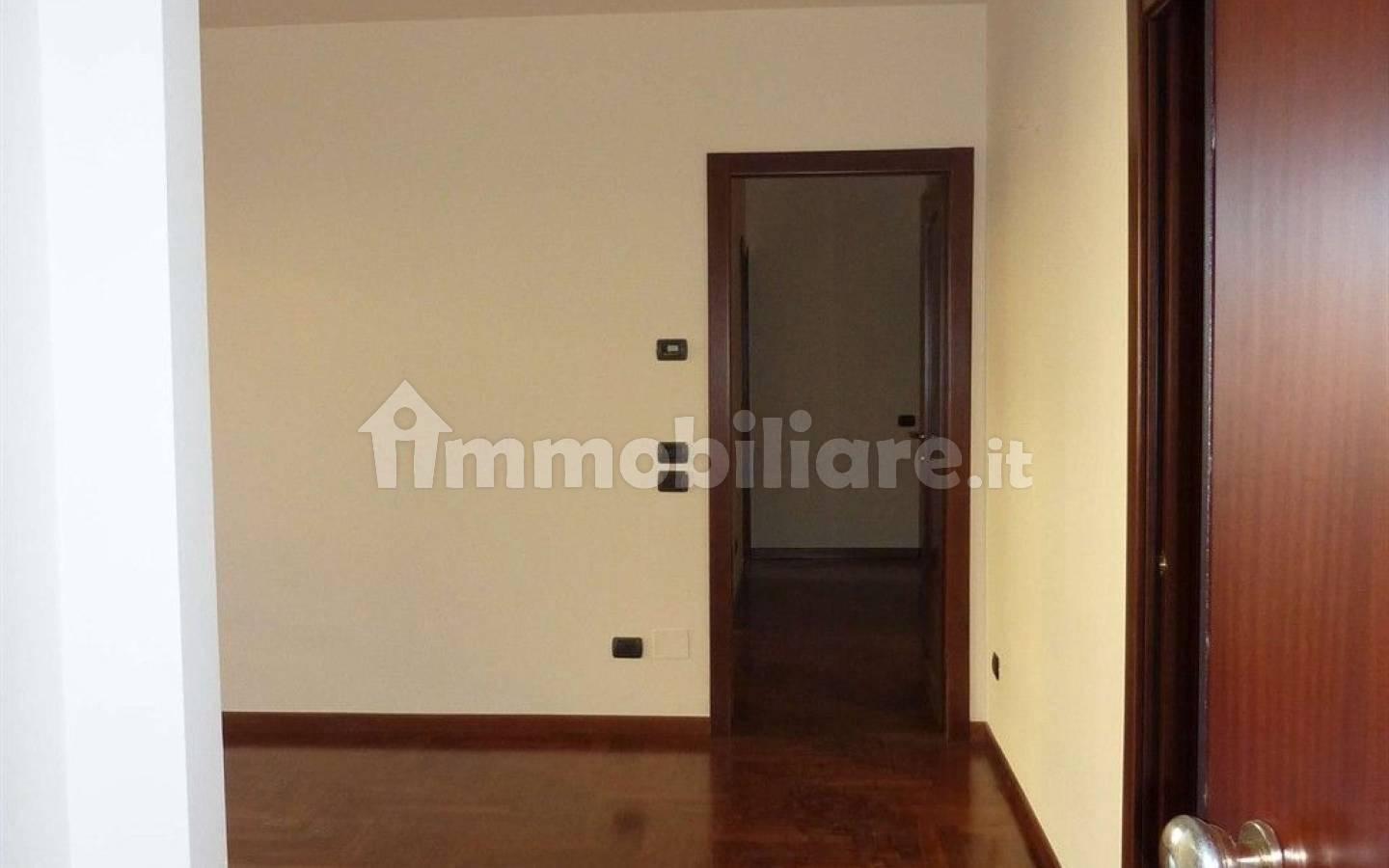 Trilocale via Ferrari 35, Regina Pacis - Borsa, Monza