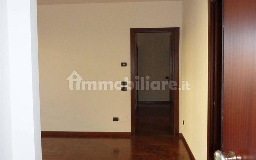Trilocale via Ferrari 35, Regina Pacis - Borsa, Monza