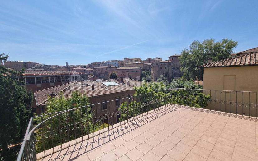Appartamento via Giuseppe Garibaldi, Ovile - San Francesco, Siena — foto 2 di 22