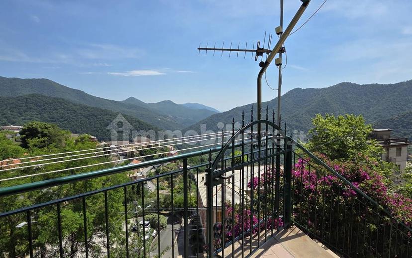 Bilocale salita Brignole 2, Uscio