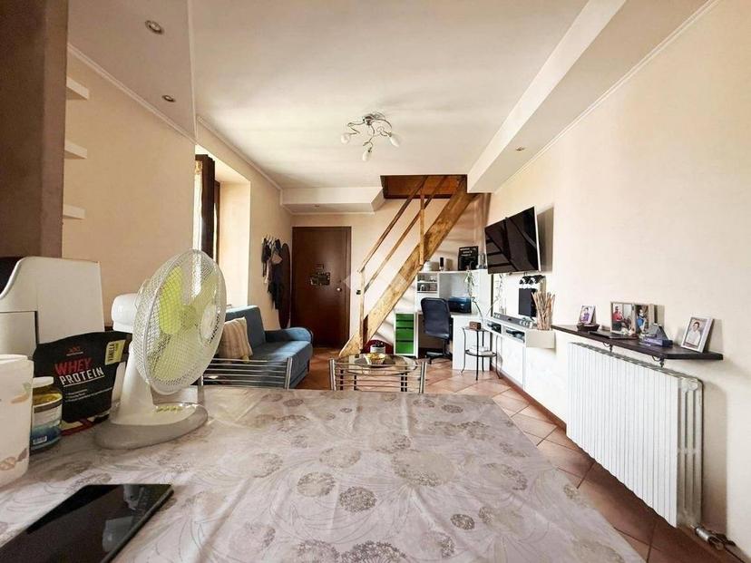 Trilocale via San Gerolamo 9, Centro, Turate