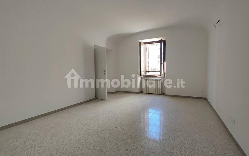 Trilocale ottimo stato, primo piano, Villa Comunale, L'Aquila — foto 16 di 50