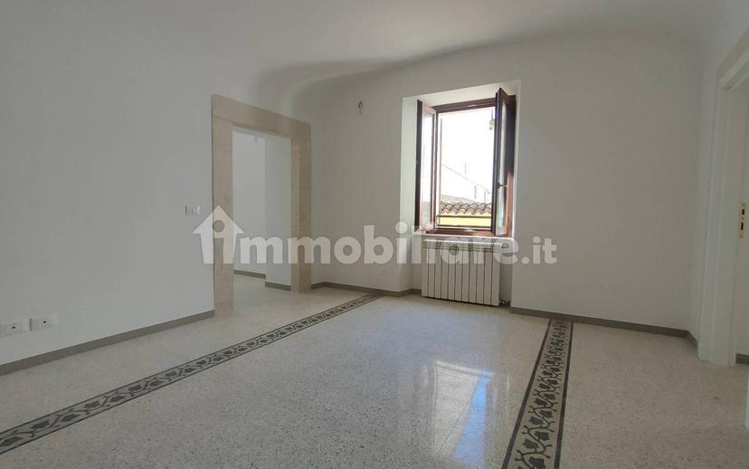 Trilocale ottimo stato, primo piano, Villa Comunale, L'Aquila — foto 40 di 50
