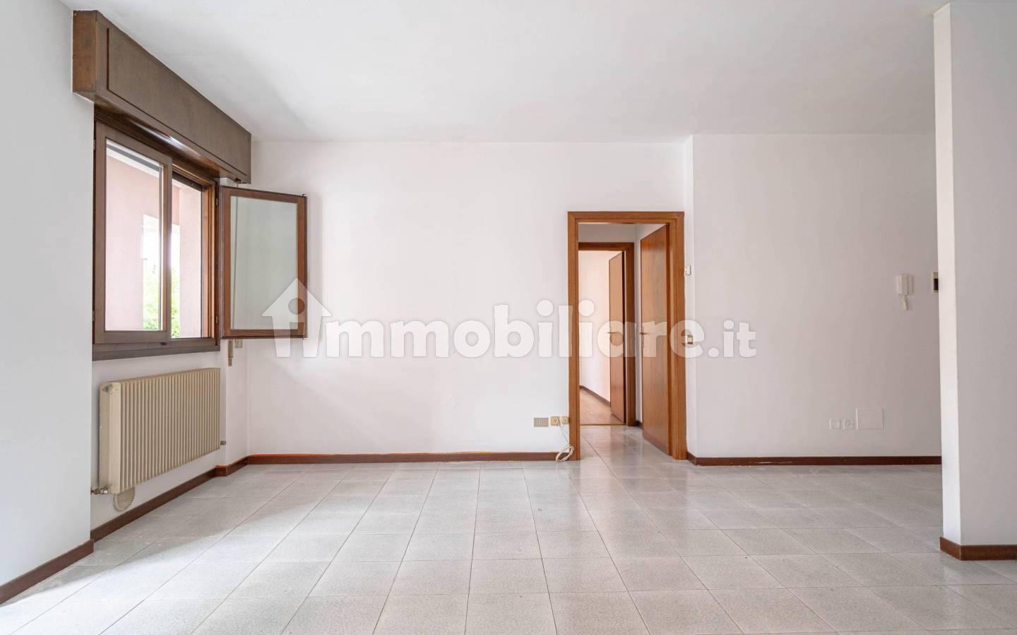 Bilocale via Gorizia, 19, Centro, Sondrio