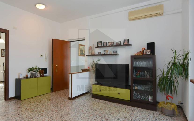 Quadrilocale via Alessandro Manzoni 158, Uboldo — foto 3 di 30