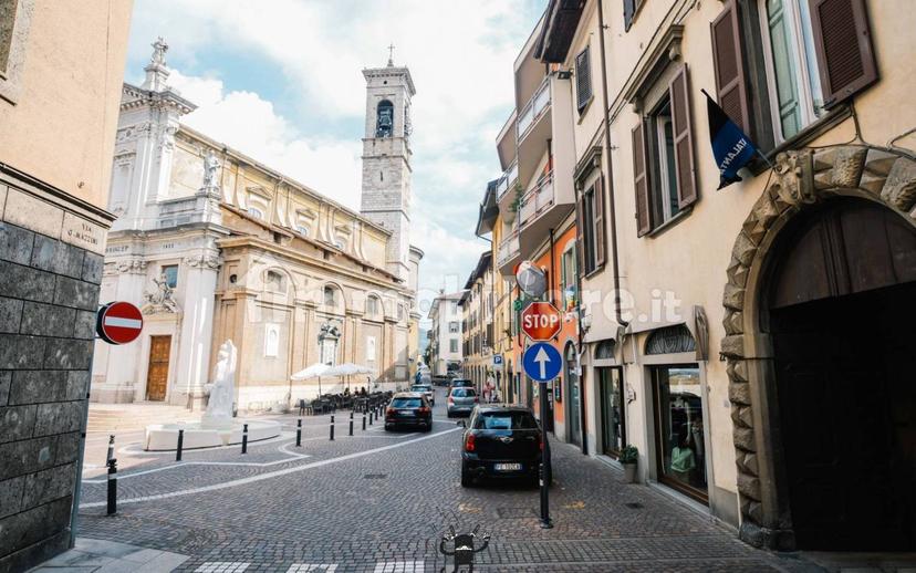 Trilocale ottimo stato, primo piano, Centro, Alzano Lombardo — foto 36 di 37