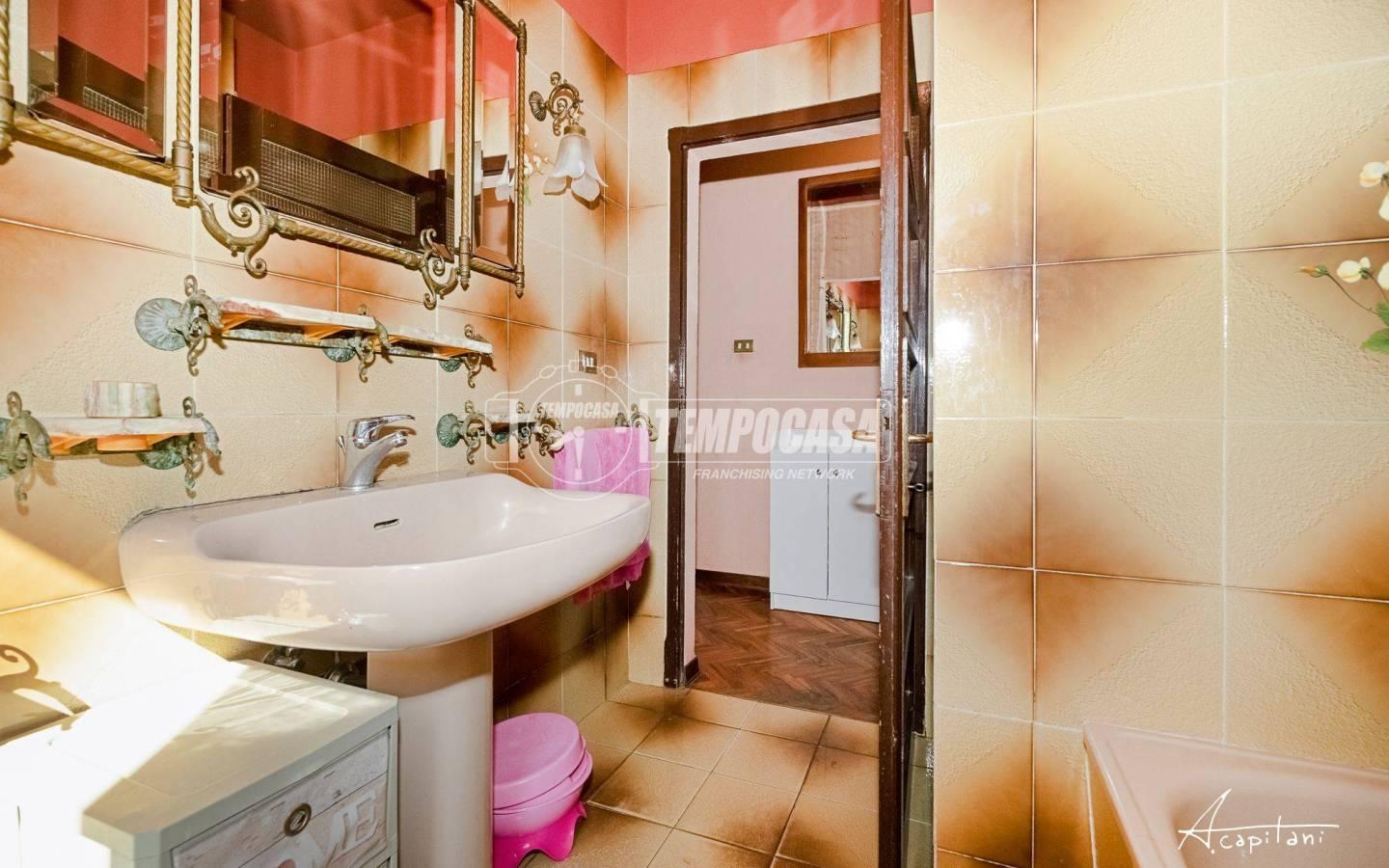 Villa plurifamiliare via Beleo 1, Casina