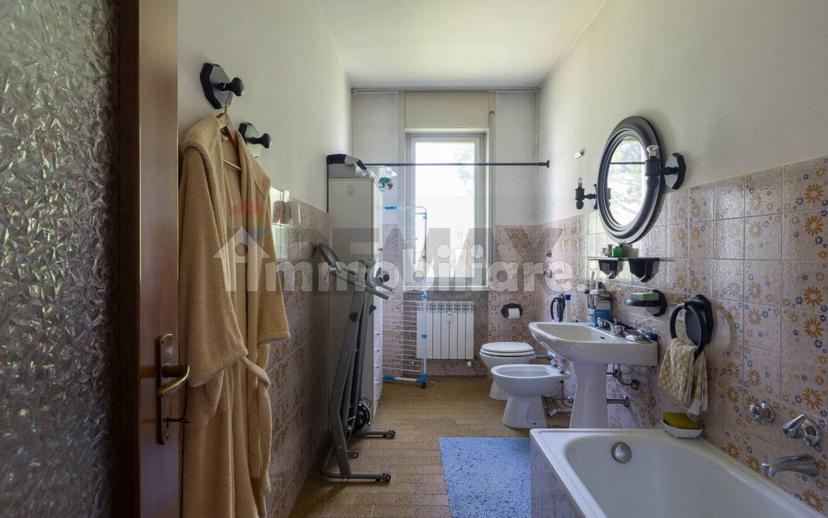 Quadrilocale da ristrutturare, secondo piano, Centro, Casatenovo