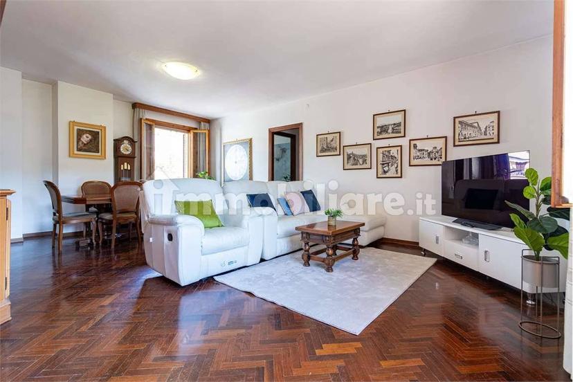 Appartamento buono stato, quarto piano, Centro Storico, Spoleto — foto 2 di 79