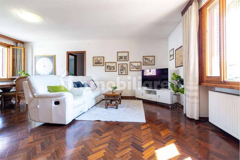Appartamento buono stato, quarto piano, Centro Storico, Spoleto — foto 4 di 79