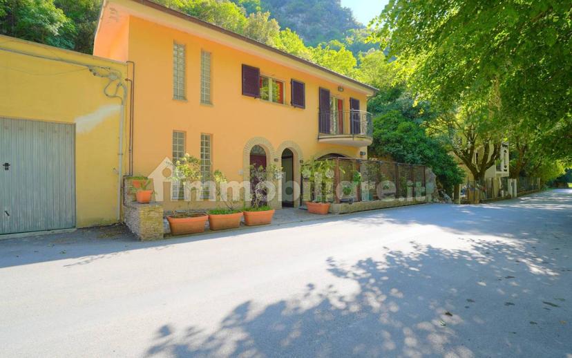 Quadrilocale viale della Vittoria 30, Centro, Pioraco — foto 2 di 35