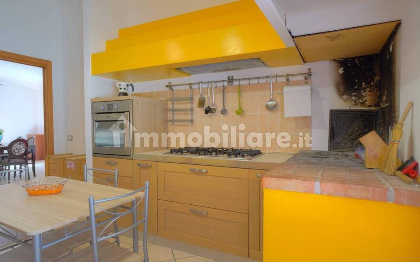 Quadrilocale viale della Vittoria 30, Centro, Pioraco — foto 4 di 35
