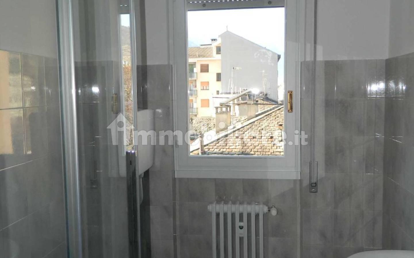 Trilocale via Trieste 88, Centro, Sondrio
