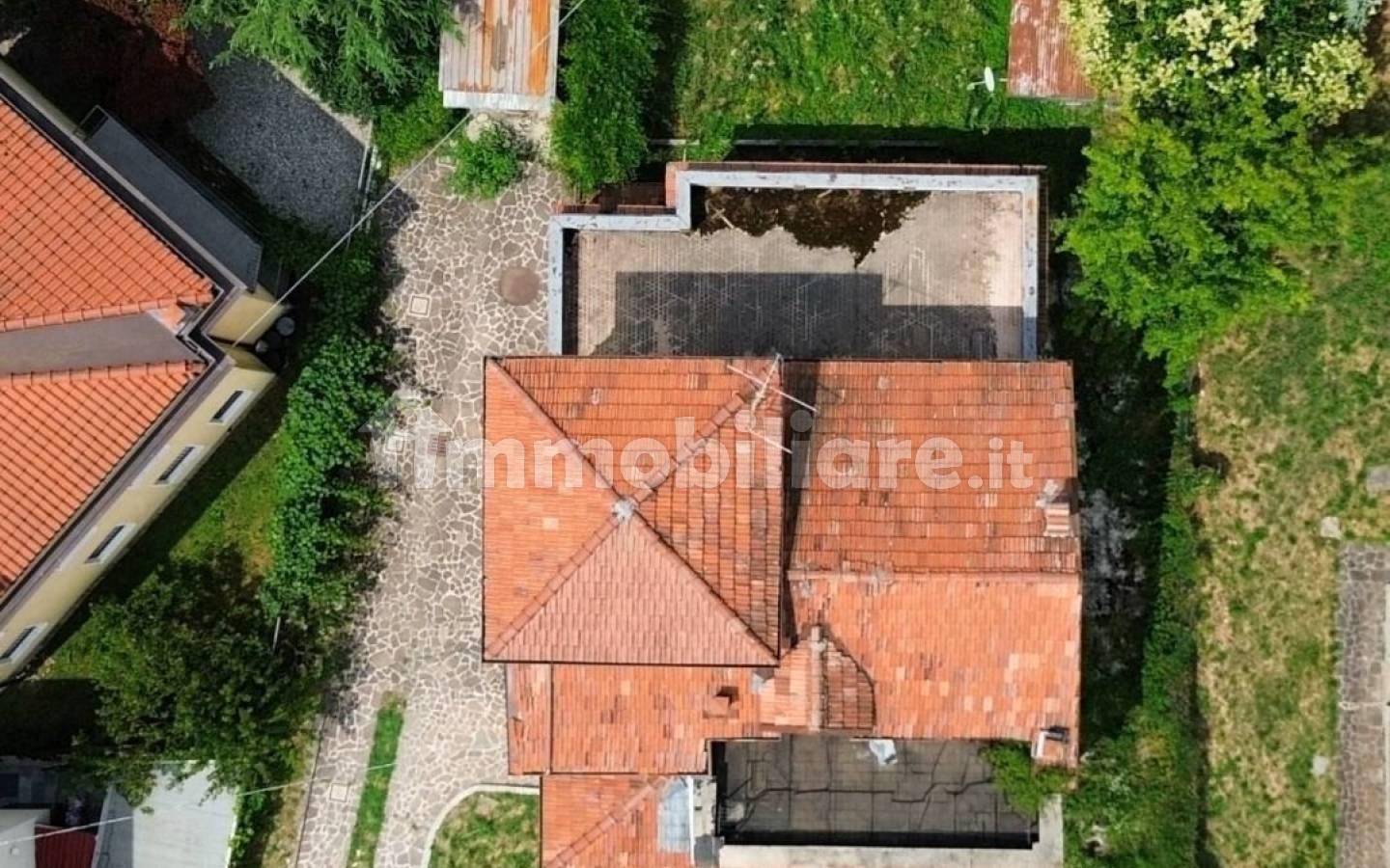 Villa bifamiliare, da ristrutturare, 320 m², Valverde, Bergamo