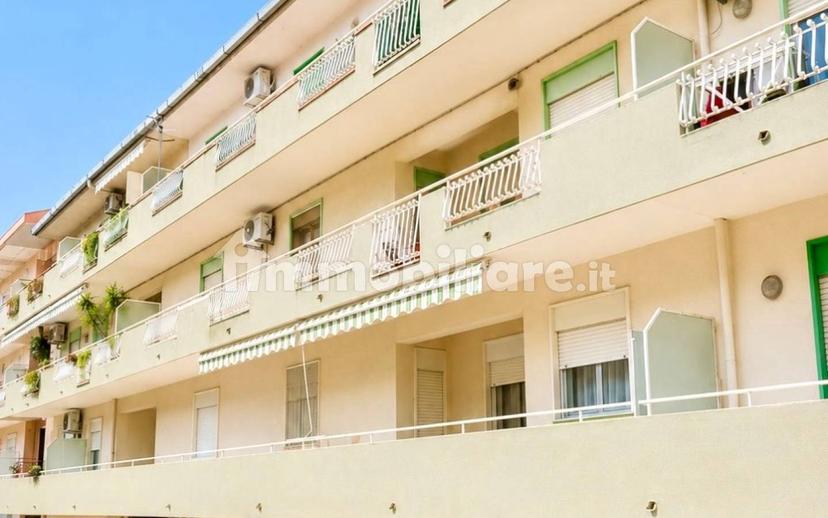 Trilocale via Caduti di via Fani, Fiumefreddo di Sicilia — foto 3 di 16
