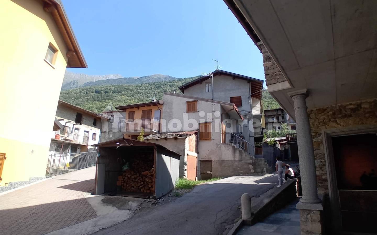 Villa a schiera piazza Pusterla, Centro, Mello
