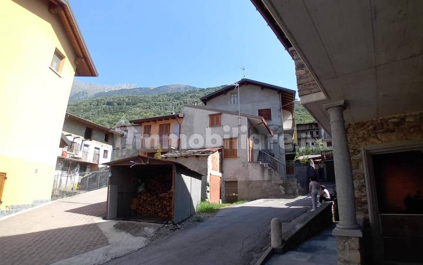 Villa a schiera piazza Pusterla, Centro, Mello