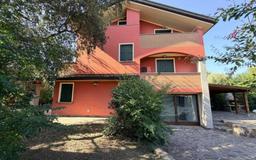 Villa bifamiliare via Ugo Foscolo, Terradura, Due Carrare