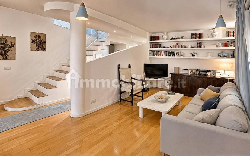 Quadrilocale viale Regina Margherita 96, Lungomare, Viareggio — foto 2 di 11