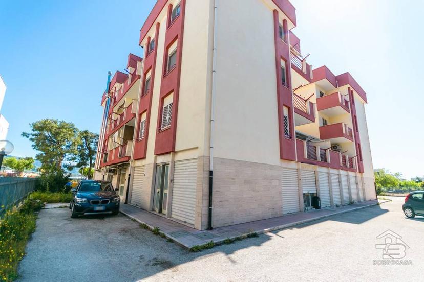 Quadrilocale largo delle Begonie 3, Centro, Manfredonia — foto 2 di 22