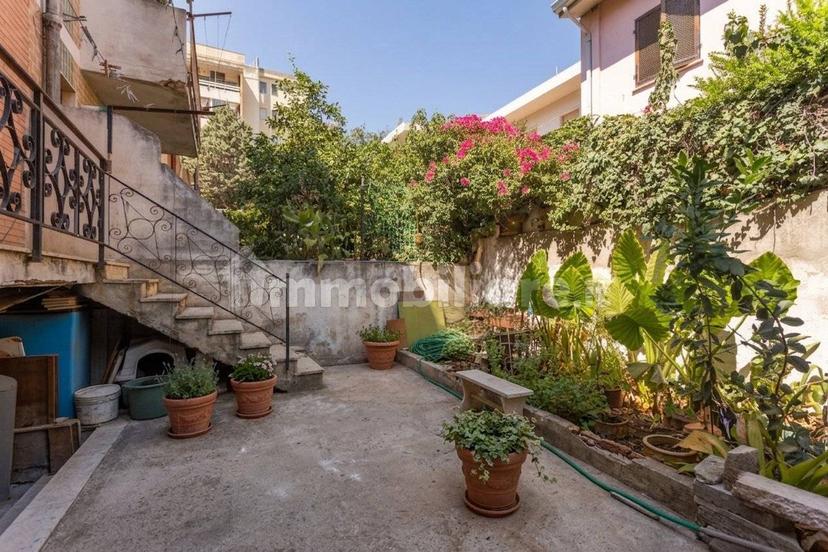 Villa a schiera via Costantinopoli 53, Genneruxi, Cagliari