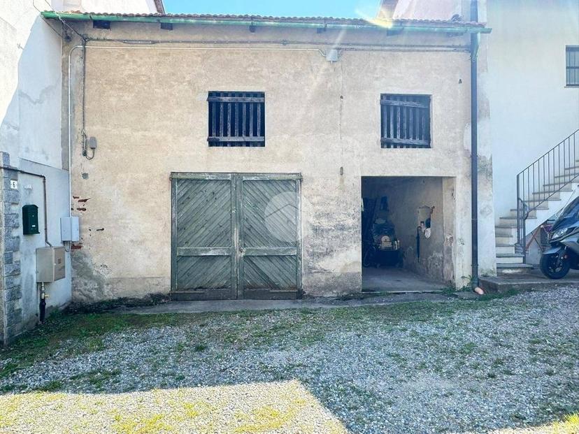 Terratetto plurifamiliare frazione Serralunga 5, Piatto