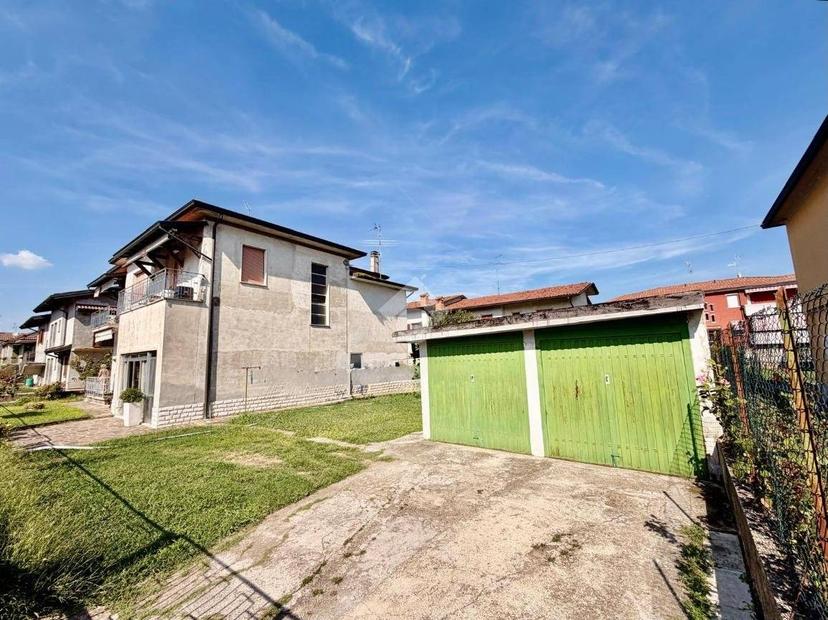 Trilocale via G. Carozzi 8, Centro, Mozzanica