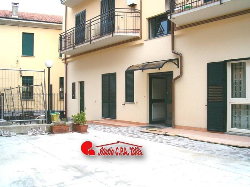 Trilocale via Alessandro Manzoni 8, Centro, Ferno — foto 7 di 42