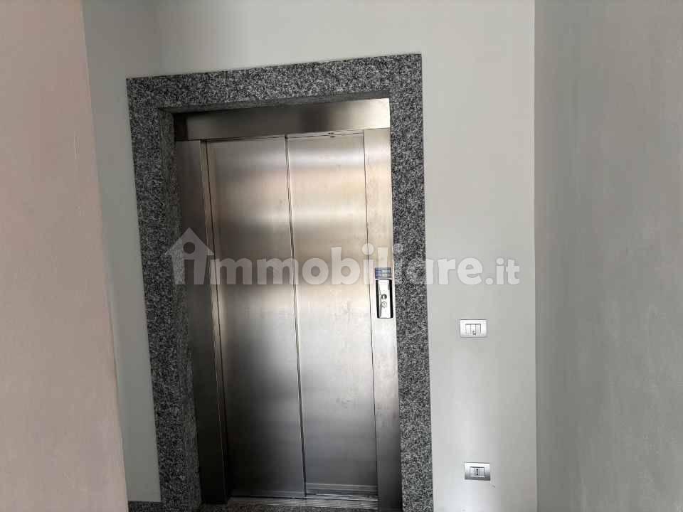 Trilocale piazza Santi Cosma e Damiano 3, Centro, Gazzada Schianno